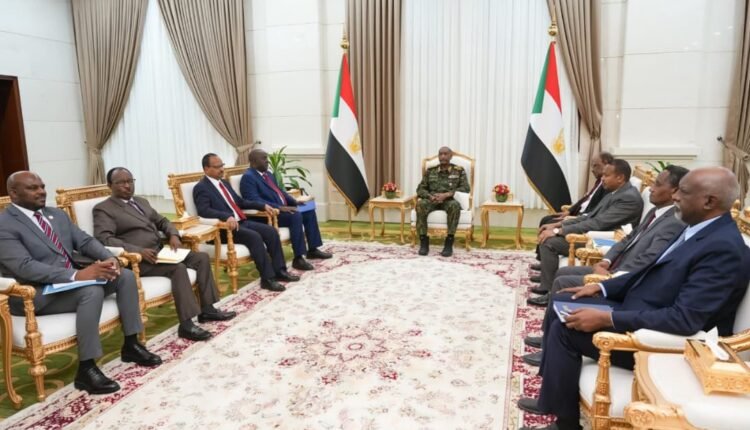 «السودان في أيدٍ أمينة».. تصريحات لافتة من وفد البحيرات العظمى عقب لقاء البرهان