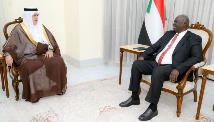 من بورتسودان.. رسالة سعودية بشأن السودان تتصدر لقاء عقار والسفير الحربي