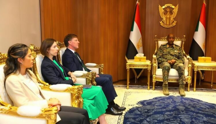البرهان يبحث مع المبعوث البريطاني وقف الحرب ومساراً سياسياً بقيادة السودانيين