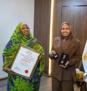 البرهان يمنح الأولى في الشهادة السودانية وسام التفوق من الطبقة الأولى وسيارة البرهان يمنح الأولى في الشهادة السودانية وسام التفوق من الطبقة الأولى وسيارة