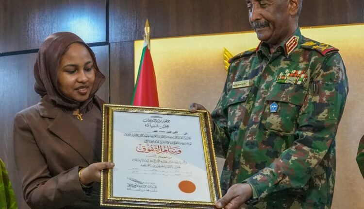 البرهان يمنح الأولى في الشهادة السودانية وسام التفوق من الطبقة الأولى وسيارة