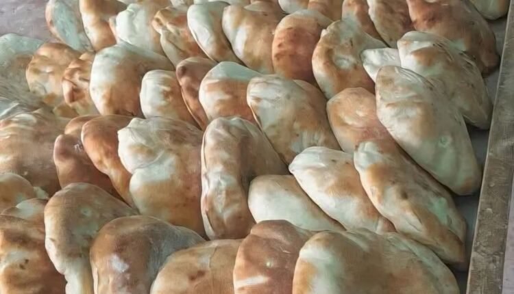 ارتفاع حاد في أسعار الدقيق يهدد بزيادة سعر الخبز وتقليص وزنه