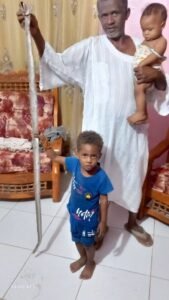 السودان.. «أبو جرس» بطول مترين يظهر في شمبات ويثير مخاوف السكان