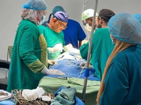 عملية جراحية نادرة لطفلة عمرها 4 أشهر بمستشفى العزيزية التخصصي في الدامر