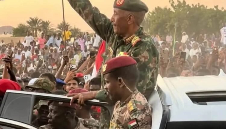 إمرأة تهتف في وجه البرهان “العيش حبتين بألف جنيه” وقائد الجيش يقول :البلد محروسة وما بنوطي راسنا ومافي زول بحكم الا بالإنتخابات”فيديو”