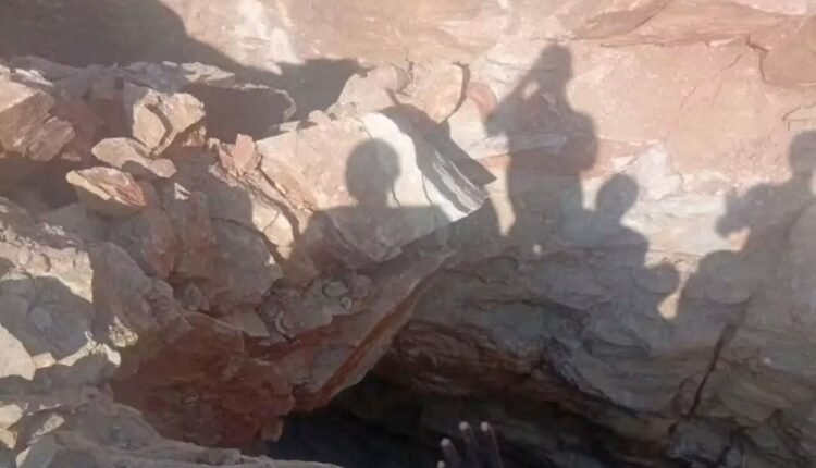 عشرات المعدنين يواجهون الموت داخل منجم منهار في القضارف