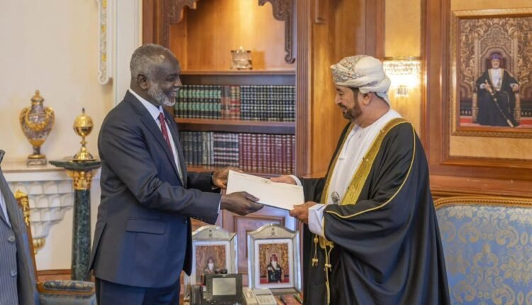 رسالة البرهان إلى سلطان عُمان.. ما الذي حمله جبريل إبراهيم إلى مسقط؟