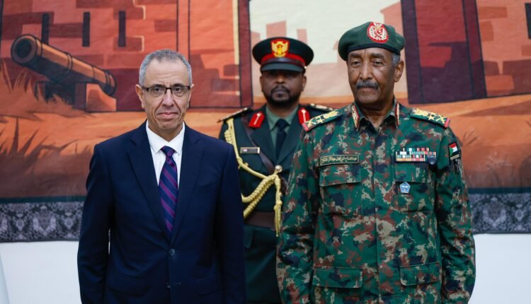 البرهان يتسلم أوراق اعتماد السفير المصري الجديد لدى السودان
