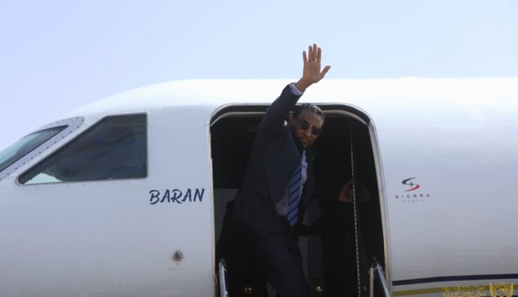 رئيس الوزراء السوداني يتجه إلى زيمبابوي للمشاركة في حدث إقليمي بارز